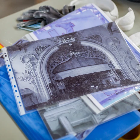 Historic reference of the proscenium arch in the Großer Saal at KONGRESSHALLE am Zoo Leipzig | Leipzig Convention Bureau Photograph of the historic proscenium arch with stucco in the Großer Saal at KONGRESSHALLE am Zoo Leipzig – presented by Leipzig Convention Bureau