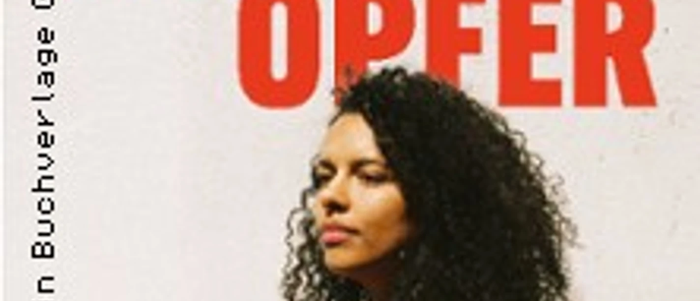 Frau mit lockigem Haar vor weißer Wand unter großem roten Buchtitel Anti Opfer