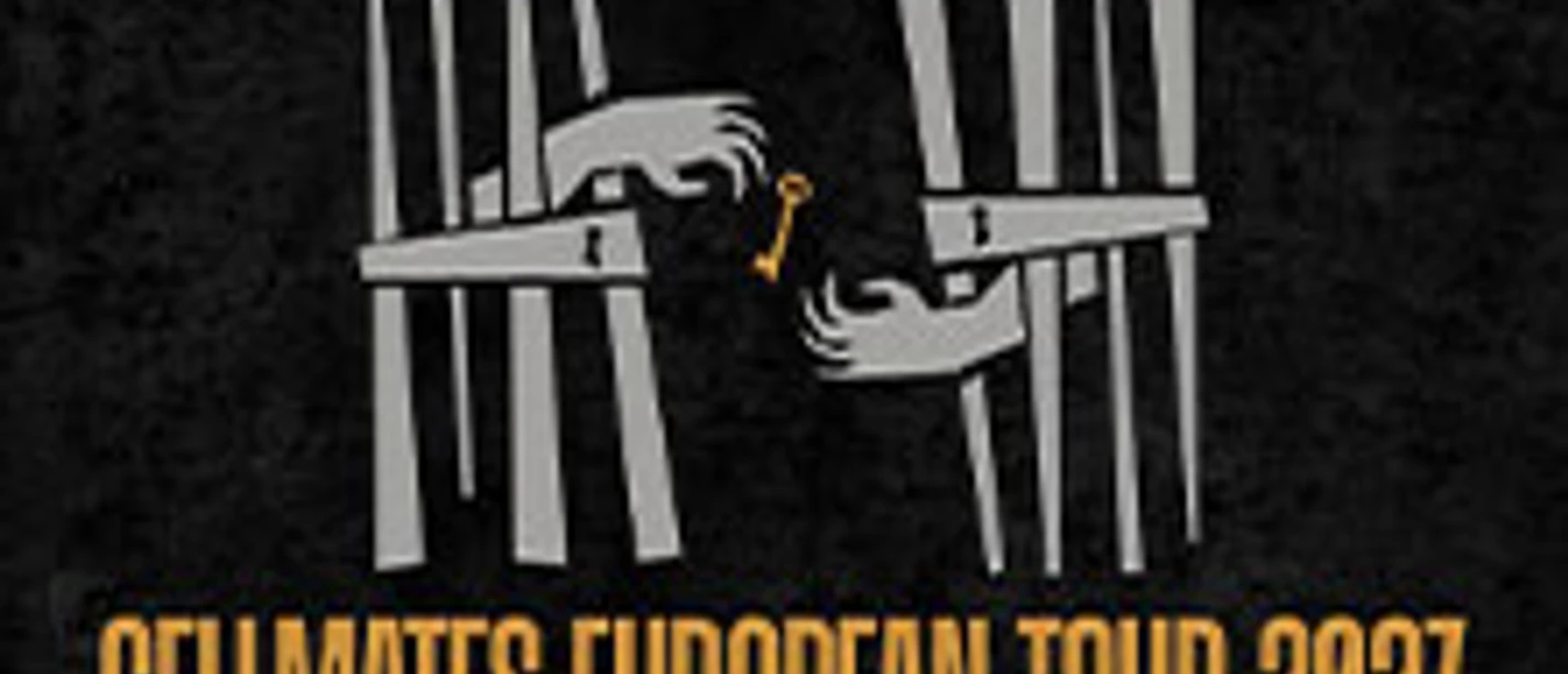 Tourplakat mit Bandnamen und zwei Händen hinter Gittern, die nach einem Schlüssel greifen