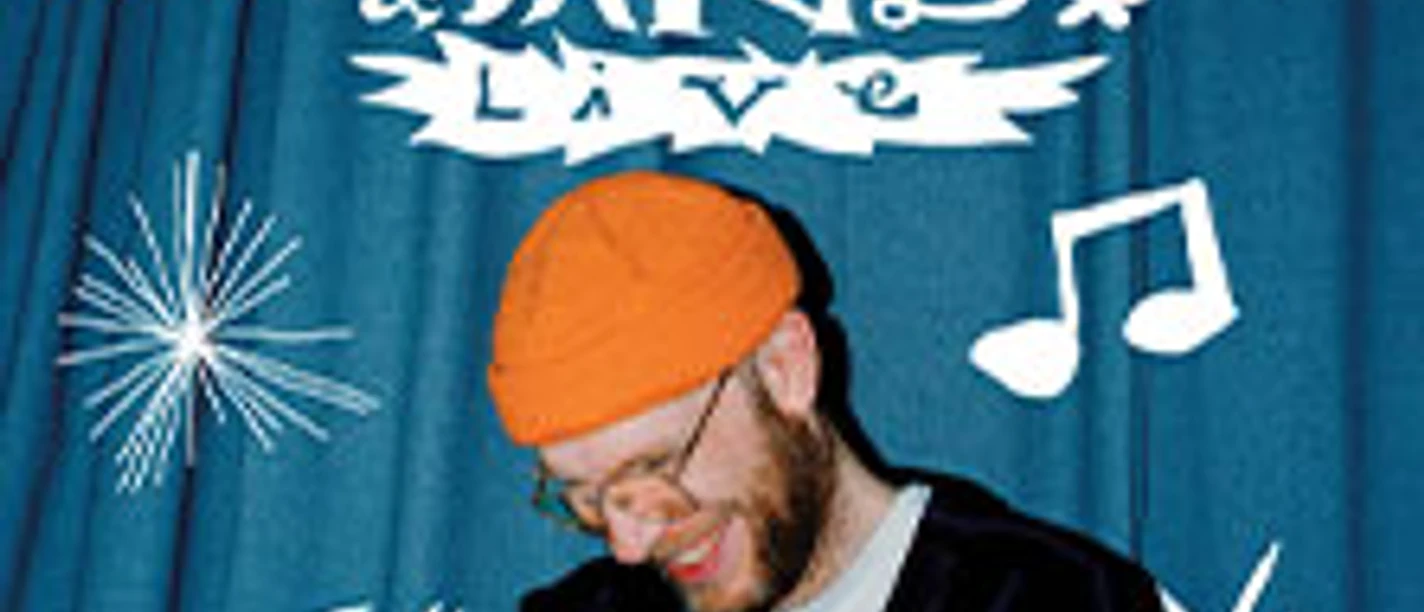 Person mit orangefarbener Mütze vor blauem Vorhang und grafischen Musiksymbolen