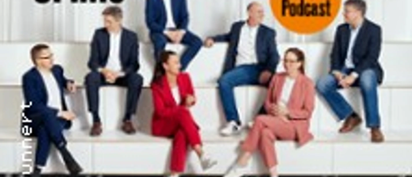 Mehrere Personen sitzen vor weißer Kulisse mit Titel zum Handelsblatt-Crime-Livepodcast