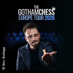 Mann mit Schachfigur vor dunklem Hintergrund mit Schrift zur GothamChess Europe Tour 2026