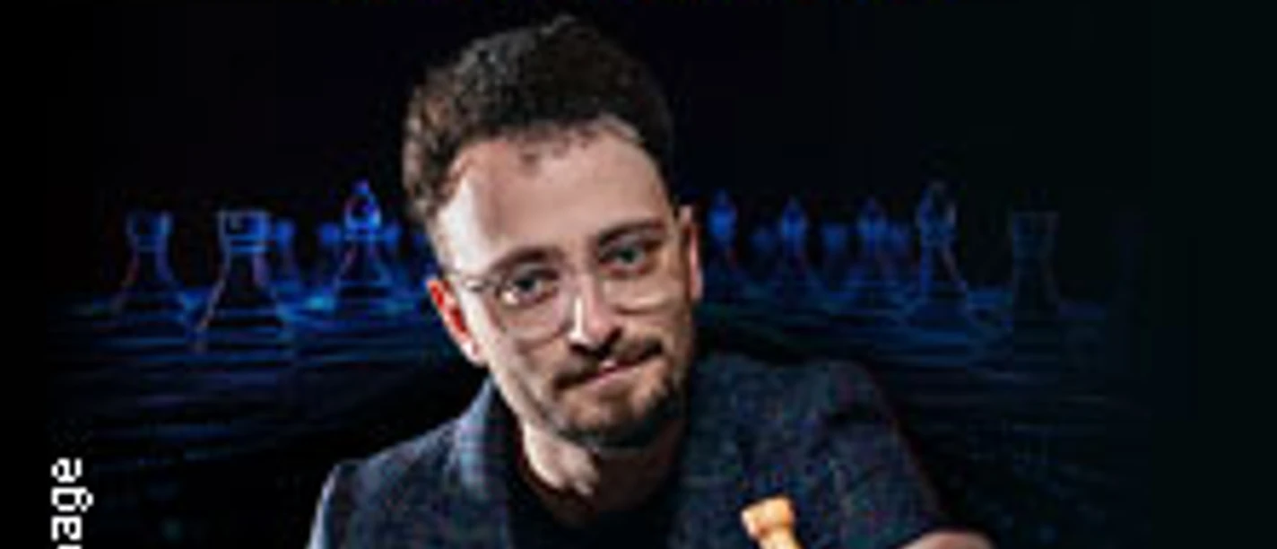 Mann mit Schachfigur vor dunklem Hintergrund mit Schrift zur GothamChess Europe Tour 2026
