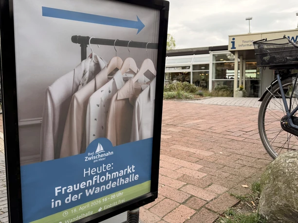 IMG_0024.jpeg Ein Aufsteller mit einem Plakat für den Frauenflohmarkt vor der Wandelhalle