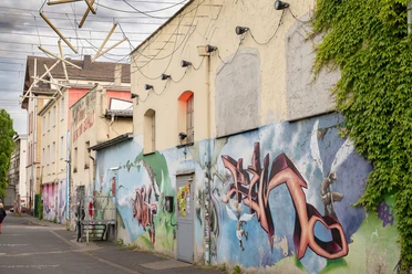 Frankfurt Milchsackfabrik - Außenansicht Fassade mit Streetart und Lichtinstallation