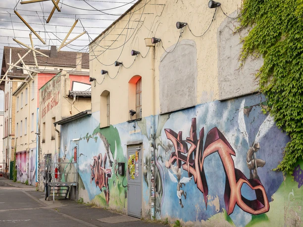 Frankfurt Milchsackfabrik - Außenansicht Fassade mit Streetart und Lichtinstallation