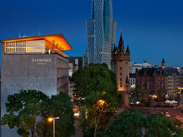 Flemings Hotels Occhio d'Oro - Exterior view Fleming’s Hotel and Eschenheimer Turm in Frankfurt at night