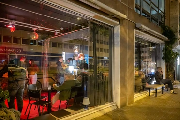 Frankfurt Ono2 Bar mit Fensterfront bei Nacht