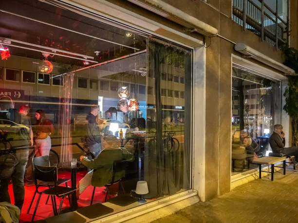 Frankfurt Ono2 Bar mit Fensterfront bei Nacht