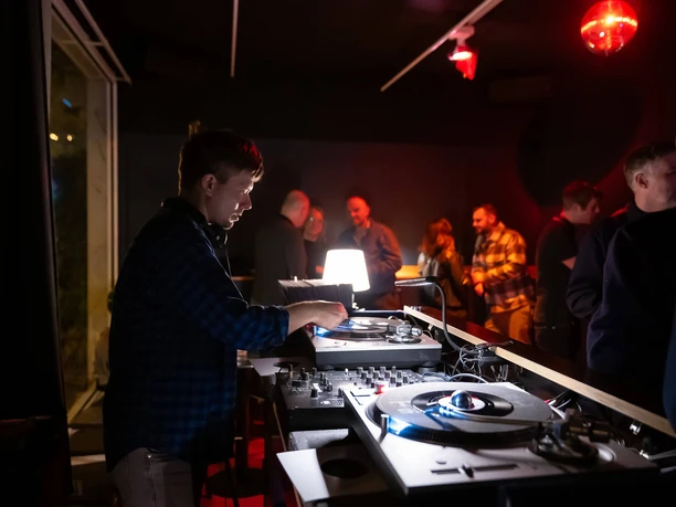 Frankfurt Ono2 DJ legt Schallplatten in Bar auf