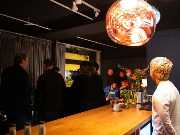 Frankfurt Ono2 Gäste an Bar unter Glasleuchte