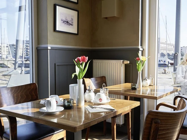Uebersee-Bremerhaven-2018-00026-Kristina-Steiner-1600x1067_WEB.jpg Tisch im Café & Bistro Übersee mit Blick auf die Im Jaich Marina