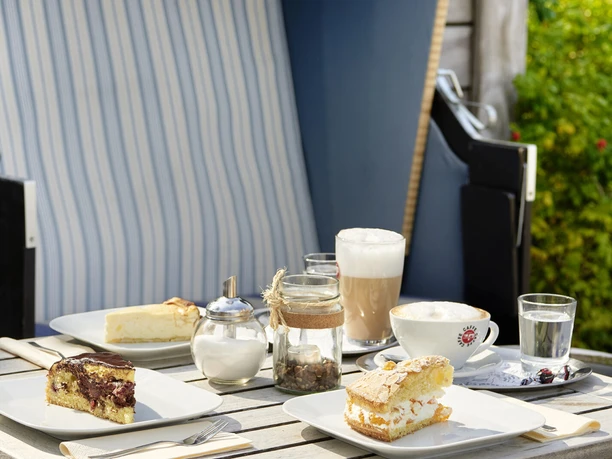 Uebersee-Bremerhaven-2018-00435-Kristina-Steiner-1600x1067_WEB.jpg Kaffee, Latte Macchiato und Kuchen auf der Terrasse mit Strandkorb im Café & Bistro Übersee