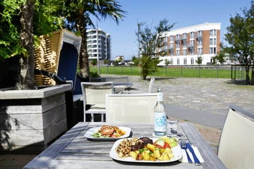 Uebersee_2016_509_KS-1600x1067_WEB.jpg Speisen auf der Terrasse vom Café & Bistro Übersee bei Sonnenschein