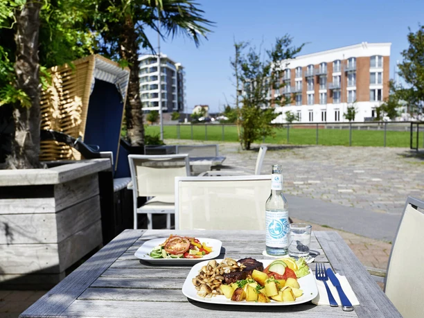 Uebersee_2016_509_KS-1600x1067_WEB.jpg Speisen auf der Terrasse vom Café & Bistro Übersee bei Sonnenschein