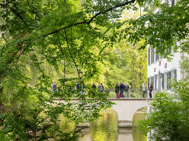 Frankfurt Holzhausenschlösschen Steg zum Holzhausenschlösschen über dem Weiher