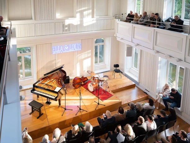 Frankfurt Holzhausenschlösschen Ella & Louis Jazzclub mit Bühne und Galerie