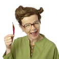 PF_Frieda Braun Sprechpause Chili nah_Foto Britta Schüssling.jpg Lachende Frieda Braun mit Retro-Brille hält amüsiert eine rote Chilischote hoch.