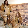 Ausstellung_Neandertaler_Salder_HD_16zu9.jpg Zwei lebensgroße Neandertaler-Figuren in Tierfellen vor einem Landschaftsbild im Museum.