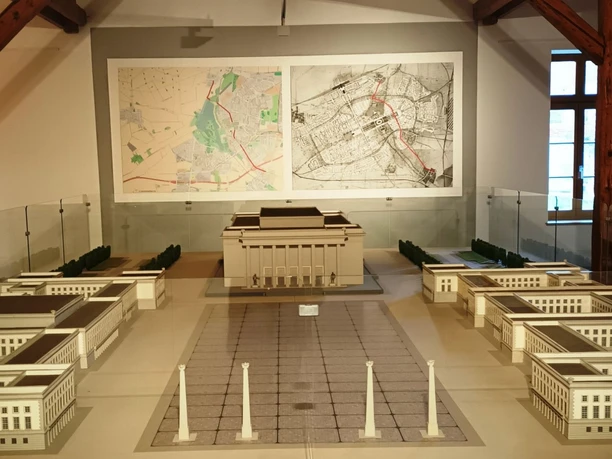 Ausstellung_Neuzeit_Salder_HD_16zu9.jpg Architekturmodell der Stadt Salzgitter vor großen Bauplänen im Museum.