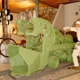 Ausstellung_Bergbau_Salder_HD_16zu9.jpg Bergmann-Figur neben grüner Bergbaumaschine vor einem Stollen mit Glückauf-Schriftzug.