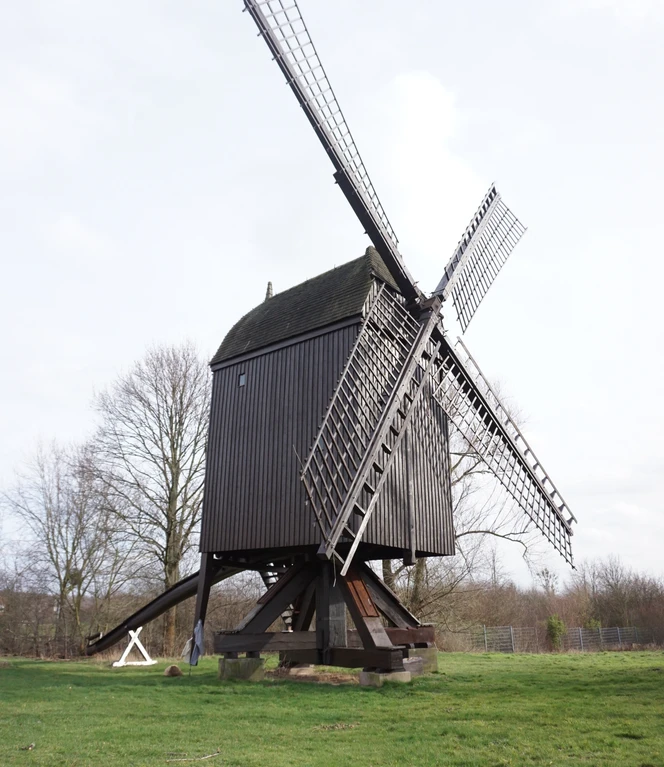 Bockwindmuehle2.JPG Die Bockwindmühle in Kästorf.