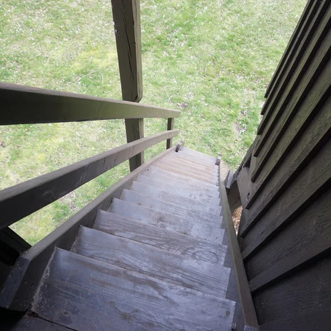 Treppenabgang.JPG Steile Mühlentreppe aus Holz.