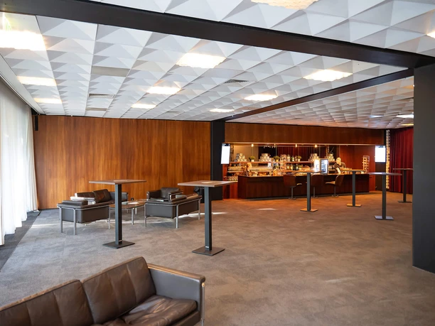 Frankfurt Club of the Jahrhunderthalle - Bar Foyer with bar and high tables