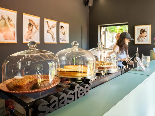 Frankfurt Saasfee Pavillon - Kuchentheke Cafétheke mit Kuchen unter Glasglocken