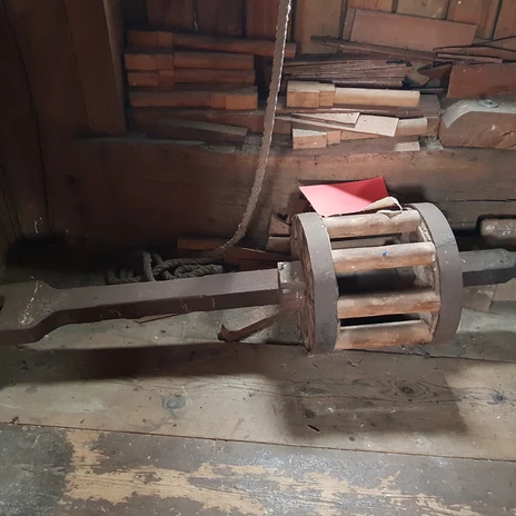 Muehlenteile.jpg Mühlenteile in der Mühle.