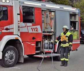 Feuerwehrfahrzeug mit Feuerwehrmann