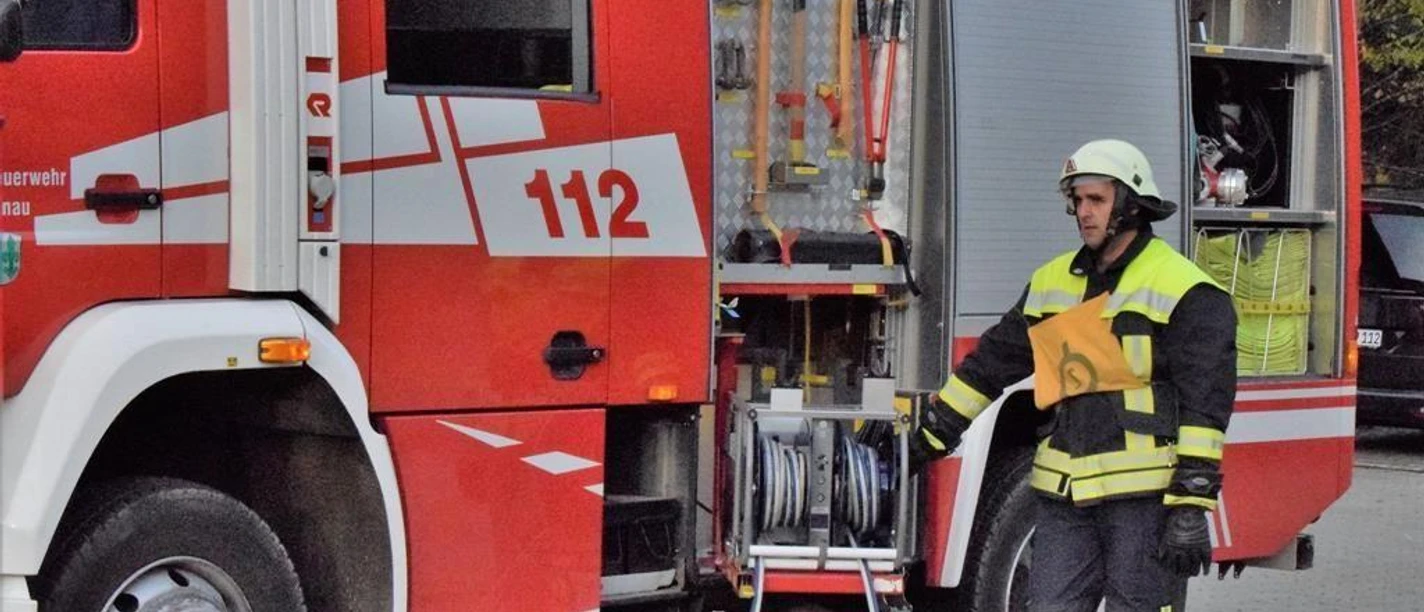 Feuerwehrfahrzeug mit Feuerwehrmann