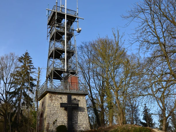 Bismarckturm_SZ-Bad_HD_16zu9.JPG Bismarckturm mit Steinsockel, Stahlgerüst und Gedenkkreuz vor blauem Himmel.