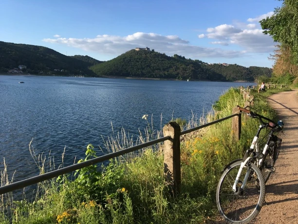Fahrrad mit Edersee im Hintergrund