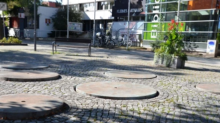 Brunnen_Marktplatz_SZ-Bad_HD_16zu9.JPG Runde Brunnenplatten im Pflaster am Marktplatz vor dem Kleinen Rathaus.