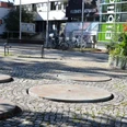 Brunnen_Marktplatz_SZ-Bad_HD_16zu9.JPG Runde Brunnenplatten im Pflaster am Marktplatz vor dem Kleinen Rathaus.