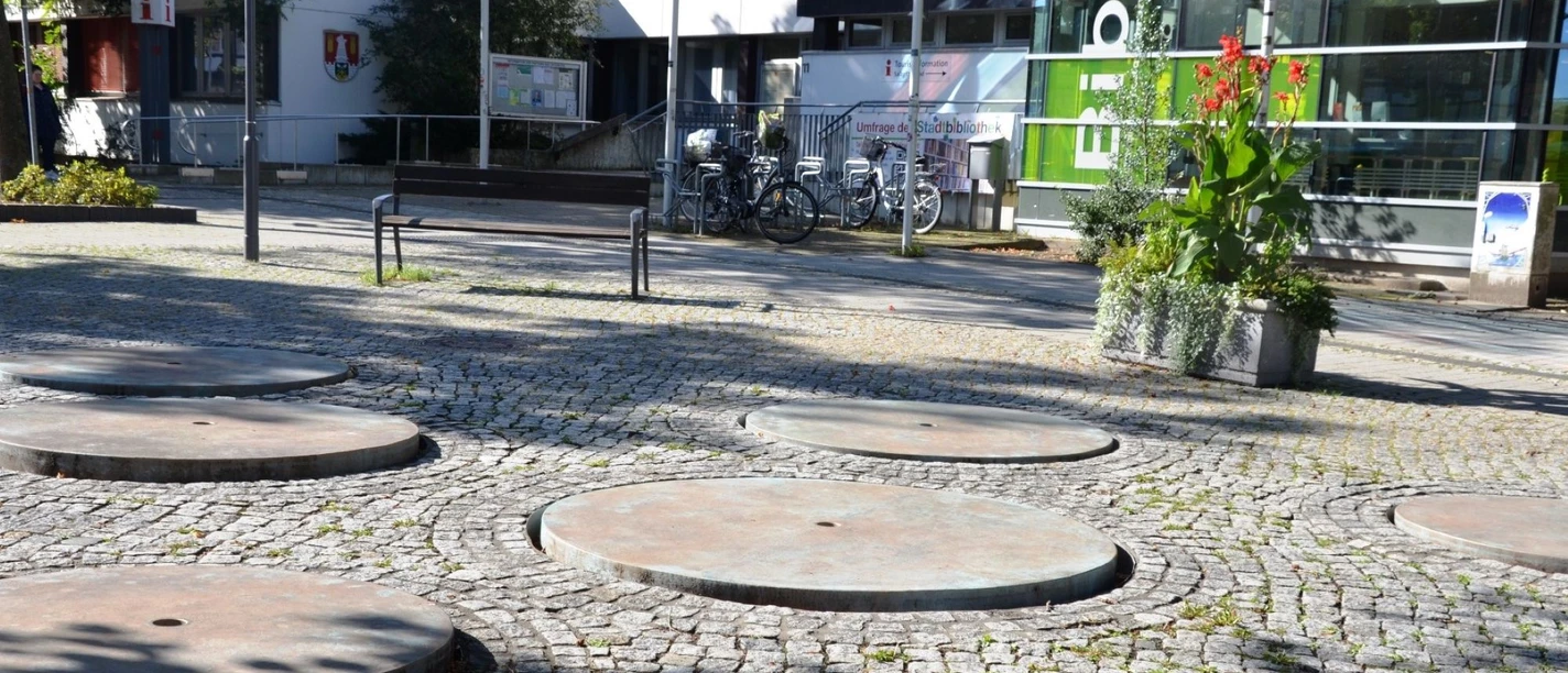 Brunnen_Marktplatz_SZ-Bad_HD_16zu9.JPG Runde Brunnenplatten im Pflaster am Marktplatz vor dem Kleinen Rathaus.