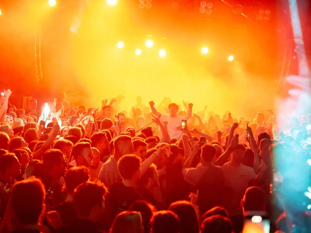 Frankfurt Zoom Konzert mit dichtem Publikum und Bühnenlicht