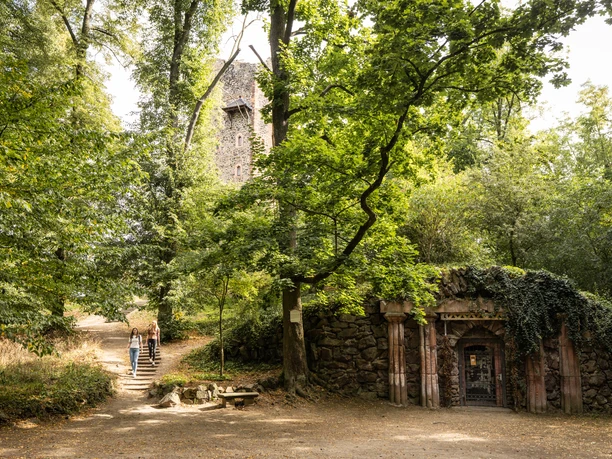 Schlosspark-Machern-Ritterburg-Region-Leipzig-Natur-Aktiv-Ausflug-Philipp-Herfort-Photography-leipzig-travel.jpg Der Schlosspark Machern hat interessante Ruinen zu bieten, so den unterirdischen Eingang zur Ritterburg.