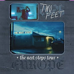 Dunkles Tourposter mit Schrift Two Feet und nächtlicher Szene eines Gebäudes mit Leuchtschild.