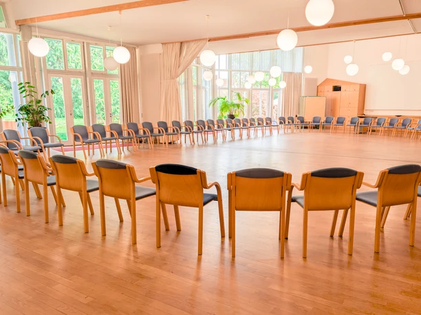 Stiftung Reformhaus Fachakademie - lichtdurchfluteter Seminarraum mit Holzboden Ein großer, lichtdurchfluteter Seminarraum mit Holzboden und im Kreis aufgestellten Stühlen in der Stiftung Reformhaus Fachakademie.