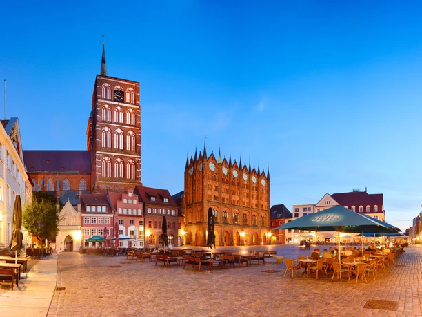 Stralsund_St._Nikolai-Kirche_und_altes_Rathaus_am_Markt_der_Hansestadt,_Route_der_Backsteingotik