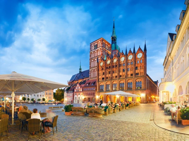 Stralsund_St.Nikolai-Kirche_und_das_alte_Rathaus_am_Markt_in_der_Hansestadt