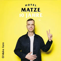 Person vor gelbem Hintergrund, hebt zwei Finger, darüber Text Hotel Matze 10 Jahre