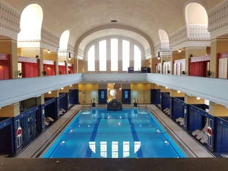 Jugendstilbad, Blick in die Herrenhalle
