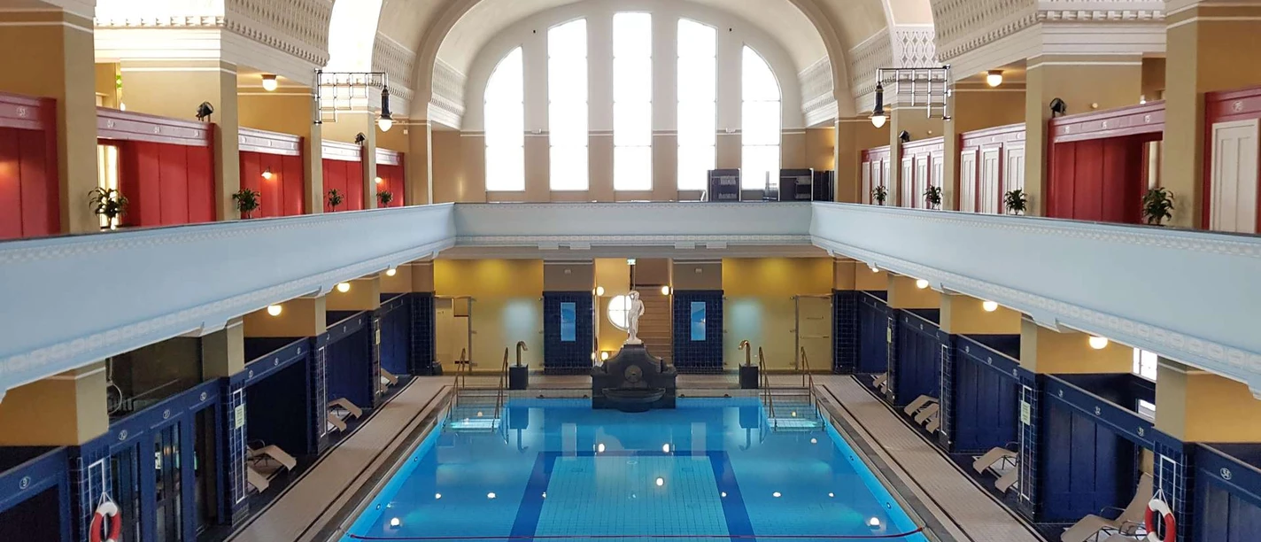 Jugendstilbad, Blick in die Herrenhalle