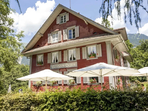 restauarnt-degen-ballenberg-gebaeude-sonnenschirme.jpg