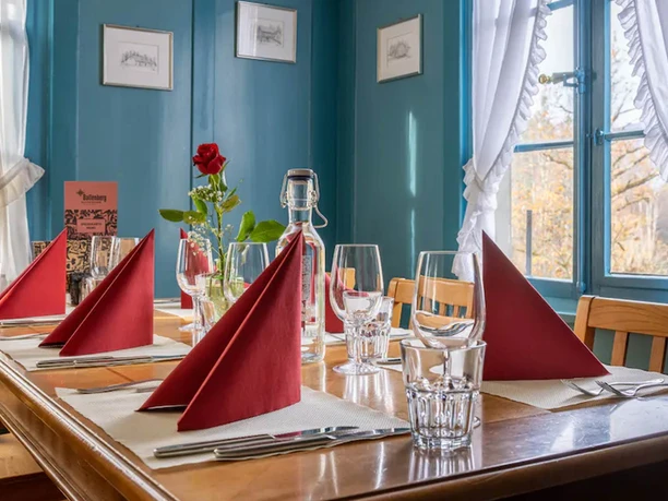 restaurant-degen-innen-tisch-gedeck.jpg