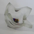 Glaskunst Jacqueline Wehrmann, Kristallklare Glasschale aus dem Atelier Nische 9. Glasobjekt für die Hausdekoration, quadratisch mit verformtem Rand und buntem Dekor in der Mitte