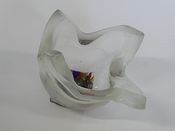 Glaskunst Jacqueline Wehrmann, Kristallklare Glasschale aus dem Atelier Nische 9. Glasobjekt für die Hausdekoration, quadratisch mit verformtem Rand und buntem Dekor in der Mitte
